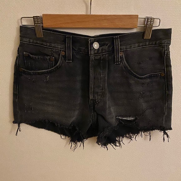 Levi’s 501 Mid-Rise Denim Short in Black/Gray - Picture 4 of 7